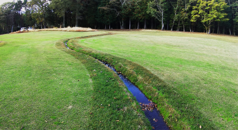 芝生地での小川造成の画像