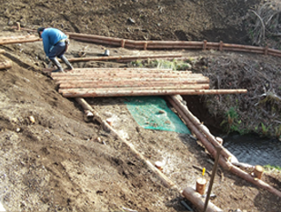 デッキ施工中の画像