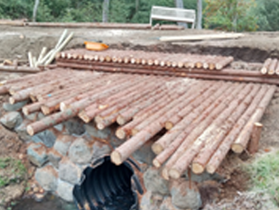 デッキ施工中の画像