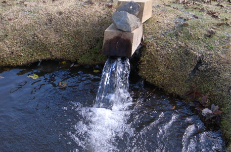 上流池の吐出し口の画像