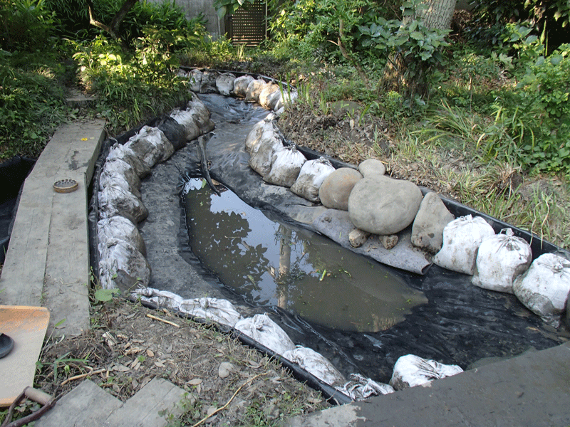 個人様宅ビオトープ 防水シートの張り替え