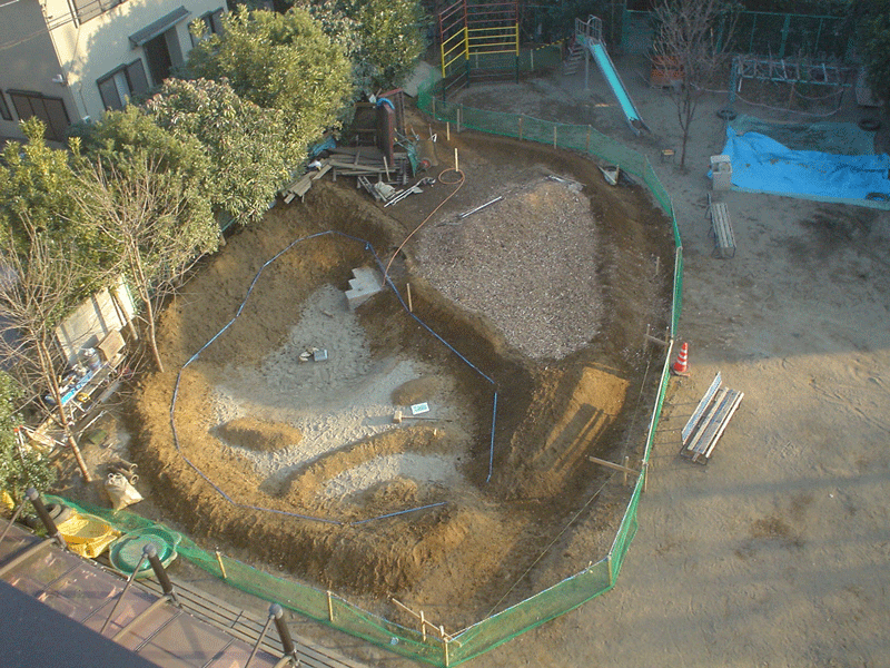 美登里幼稚園ビオトープ　土入れ