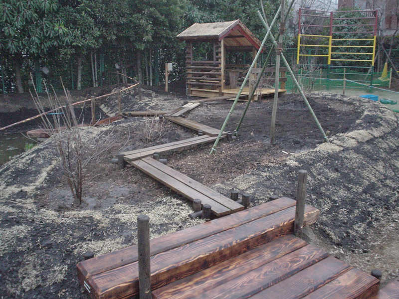 美登里幼稚園ビオトープ　ウッドデッキ