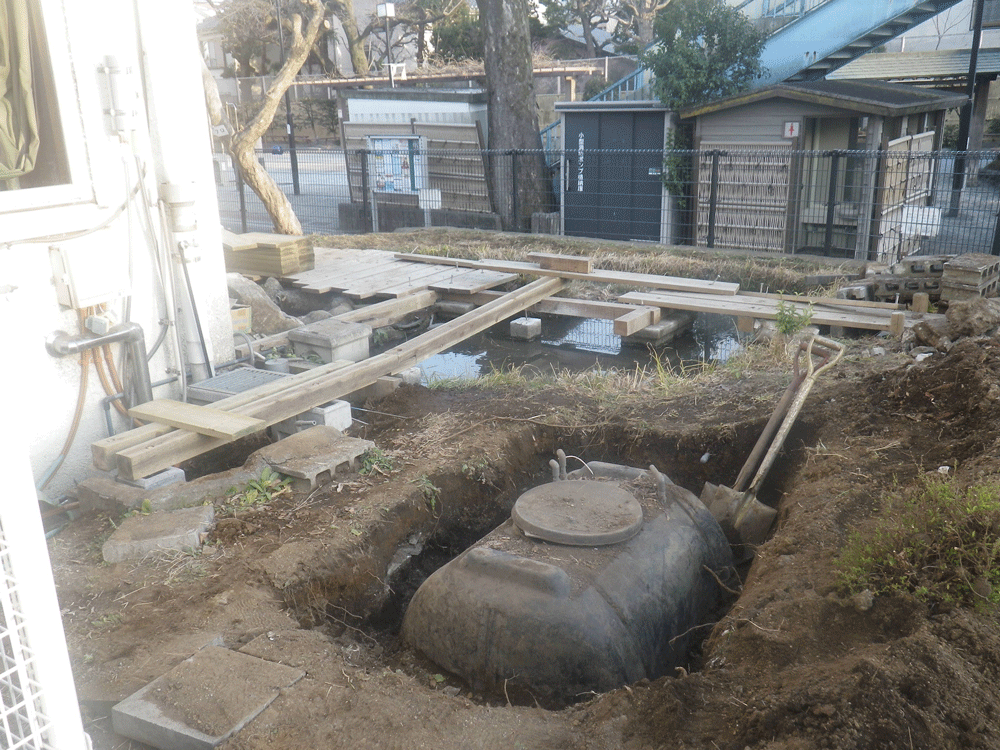 雨水タンクの撤去 作業中