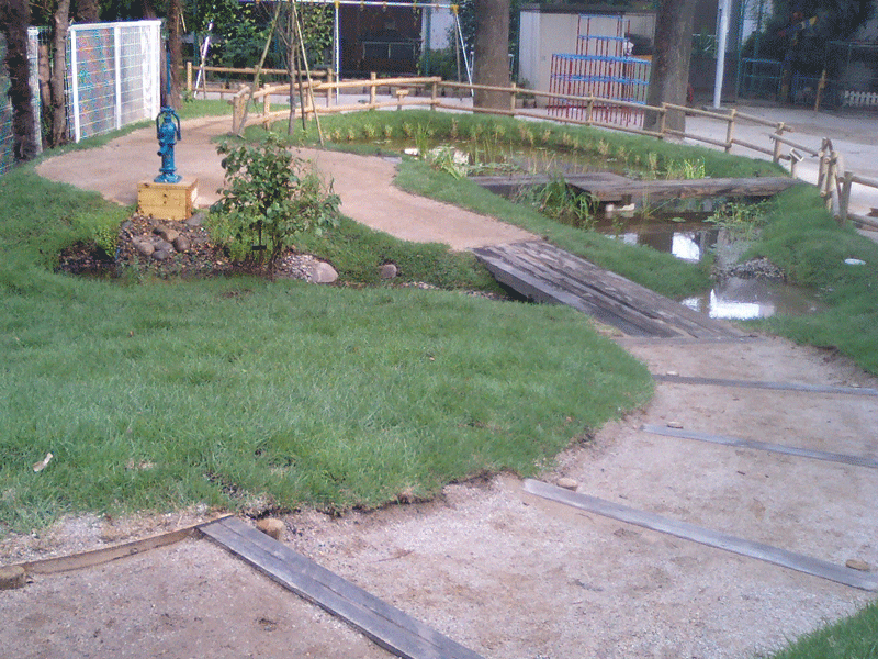 赤羽幼稚園ビオトープ スロープ